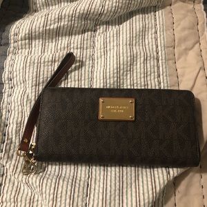 Michael kors zip wallet